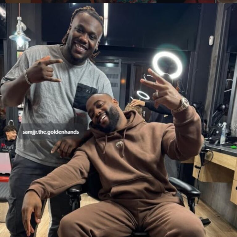 mh 01 barbershop barber et client pose