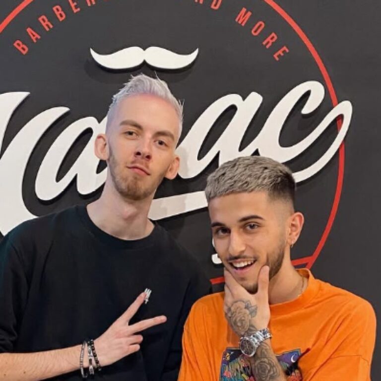 mh 06 marac house deux hommes devant logo